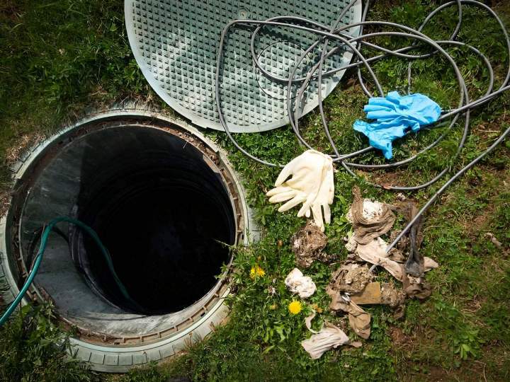 Nous intervenons en urgence pour réparer vos canalisations et fosses.